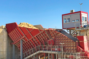 1 and 2 Example of an Aumund Arched Plate Conveyor type BPB-SF