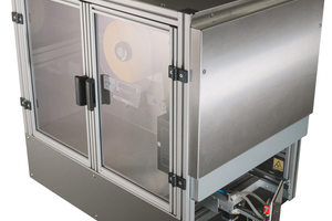 1 The highly compact system marks pallets by means of a dispensing stamp that can be moved over three axes