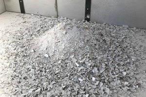 2 Gypsum waste after initial shredding in the BHS pre-shredder: The procedure allows for reliably sorting of metal parts