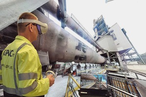 The latest type of glasses of a well-known VR headset manufacturer is used