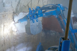 7 The Quadriga system in action: while the Quadriga tirelessly removes layer after layer, the precisely exposed steel shell of the cyclone can already be seen in the background