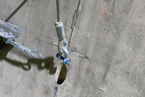 2 Only small openings in the cyclone ceiling are required for passing the steel cables through. These are later closed by blanking plugs
