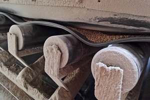 3 Gaps of the belt caused by sagging between two rollers can be enough for dust to blow though