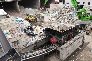 2 The bulk density of the input material is about 200 to 250 kg/m³; for production waste the density is about 120 to 180 kg/m³. Employees pre-sort the material using grapples and wheel loaders and pass it to the pre-shredder