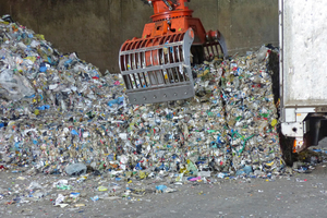 8 Sennebogen 830 E opening wire-bound waste bales