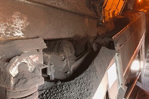 The material that is conveyed from one end of the production to the other spills over to the sides