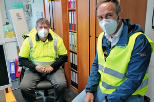 2 This is how a long-standing business relationship began in 2017 – the legendary first conversation with water crates as chair substitutes was recreated for the recovery visit