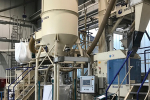 Vertical stirred media mill