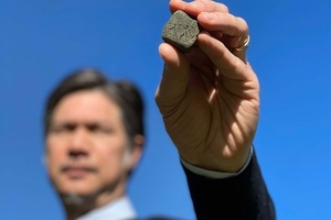 1 Davide Zampini, Cemex Head of Global R&D holding the world’s first solar clinker