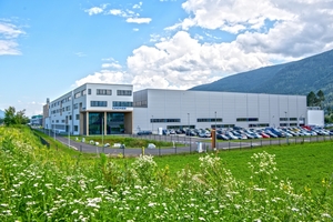 1 The high demand for recycling solutions from Lindner has made it necessary to expand the production facility, as well as the team. The office wing in the foreground has a footprint of more than 6000 m², the state-of-the-art production area covers 14000 m². The expansion creates 100 new jobs