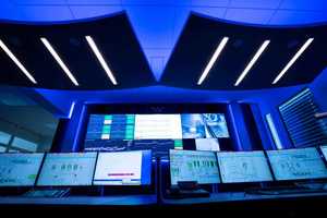 7 and 8 Two OPAL X11 acoustic suspended ceiling panels were also installed. The sound-absorbing suspended ceiling panel was developed specially for shift operation in the control center, with integrated HCL light source that promotes operator concentration and performance. The suspended ceiling panel consists of an acoustic material with an aw value of 0.8. This means that approximately 80% of the speech sound under it is absorbed by the suspended ceiling panel