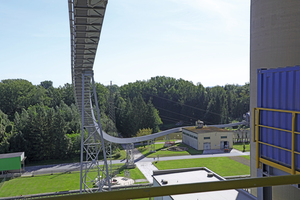 U-shape conveyors can be simply integrated and are also suitable for horizontal and vertical curves