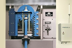 1 A display installation of Premas® 4.0 on a bucket elevator in the Aumund showroom in Rheinberg. The main components of the Predictive Maintenance Solution are mounted on a life-size model of a bucket elevator boot