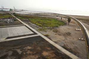 2 The pipe conveyor passes through the port: This is the final curved section before the transshipment tower for transfer to the port terminal