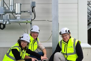 2 Martina Schwarzmüller, Thomas Mairegger and Philipp Stadler from Net Zero Emission Labs, with freshly bottled carbon dioxide from the Rohrdorf CO2 recovery plant (f.l.t.r.)