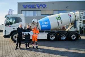 Peter Ström, Managing Director of Volvo Trucks in Germany, hands over the key for the FMX Electric to Alexandra Decker from the Executive Board of Cemex Deutschland AG and driver Musli Beqiri