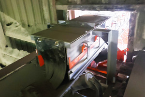 6 Dust curtains at the front and back of the chute keep emissions down