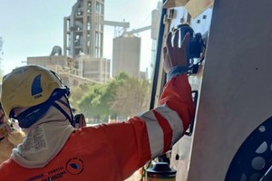 2 A service carried out by GTA Ambiental, Lindner‘s sales and service partner in Mexico, on a Lindner shredder at the Cemex main plant in Monterrey