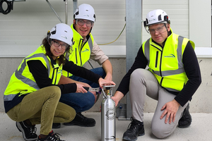 1 From left: Martina Schwarzmüller, Thomas Mairegger and Dr. Philipp Stadler from the Net Zero Emission team with a pressure vessel containing the first carbon dioxide captured at the Rohrdorf plant