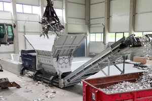 4 Alcor, the new twin-shaft shredder from Lindner, is available as a stationary model with its usual high throughput and powerful efficiency. The 355 kW electro-hydrostatic drive offers an impressively rapid response to load changes and its high torque also makes it suitable for particularly tough materials