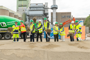 Groundbreaking ceremony for the world‘s first large-scale carbon capture and utilisation facility in the cement industry at Heidelberg Materials’ Lengfurt plant – from left to right: Mladen Pasalic, Managing Director Joint Venture Cap2U, Dr Beate Baron, Federal Ministry for Economic Affairs and Climate Action, State Secretary Sandro Kirchner, MdL, Andreas X. Müller, Managing Director of Linde Gas Germany, Christian Knell, General Manager of Heidelberg Materials Germany, Mayor Kerstin Deckenbrock, District A