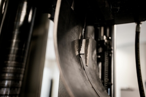 4 Tested to destruction – more than five times the longitudinal rip resistance and up to three times greater impact resistance compared to conventional belting