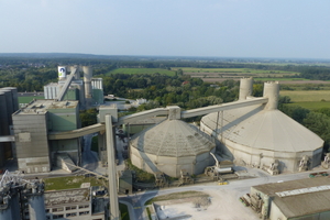 8 Clinker silos (right), in the background: packing and dispatch