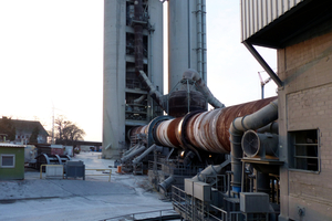 9 The rotary kiln has a length of 70 m, the preheater tower has a double-train design with a total of 5 cyclone stages