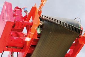 4 The CleanScrape forms a 3-D curve beneath the discharge that conforms to the pulley’s shape