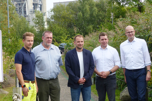 1 Interesting and comprehensive presentation and discussion at the press event, the keynote speech was given by Joschka Knuth (2nd from right), State Secretary, Ministry for Energy Transition, Climate Protection, Environment and Nature in Schleswig-Holstein. The cement plant and the C2B project were presented by Torsten Krohn (2nd from left), Plant Manager and Sven Weidner (3rd from left), Head of CCUS