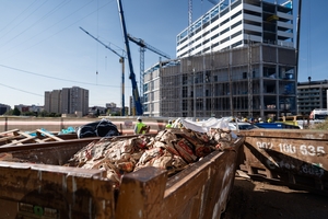 1 Paper sacks and other waste materials are collected in separate containers at the Calaf construction site