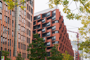 1 The building, which is up to eleven storeys high, is stepped towards the south with large roof terraces. The balconies and loggias made of solid-colored exposed concrete lend depth to the views and enliven the façade with plays of light and shadow