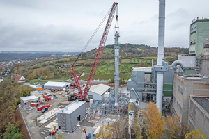 2 Heavy lifting of the absorber column for the CCU plant