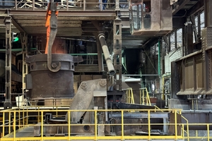 2 Inserting the smelter slag-filled ladle into the tilting chair