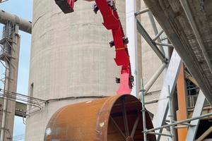 3 In a process known as “oven shot”, a section of the oven is cut out and replaced with a new segment. The new ring gear was then installed and precisely aligned. On site, the segments can either be pre-assembled into two ring gear halves or attached individually directly to the drum