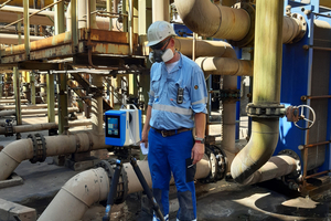 3 Field service expert carries out a 3D scan on site