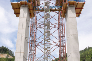 1 The road surface rests on five reinforced concrete piers. The three central pillars are designed as pylons that tower 21.5 m above the superstructure
