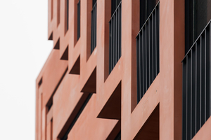 3 The cement played a key role in the color uniformity. The color tone consists of yellow, brown and red iron oxide pigments and was supported by the use of colored sands